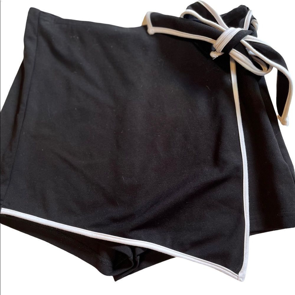 Forever21 black wrap skirt sz M White edging